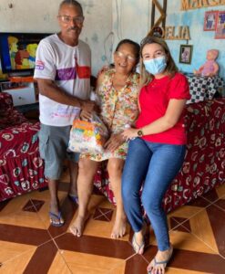 Dra. Ticiane entrega cestas básicas para a população de Icatu