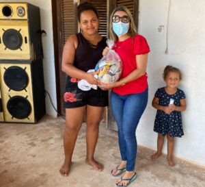 Dra. Ticiane entrega cestas básicas para a população de Icatu