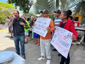 Em manifestação, professores de Barreirinhas exigem cumprimento de acordo que prefeito não honrou