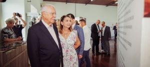 Ao lado de José Sarney, Iracema Vale visita o ‘Salão de Arte 30 Cores em Maio’