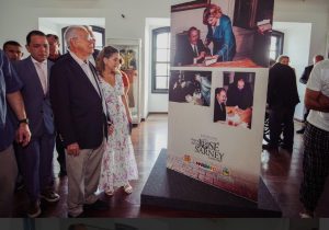 Ao lado de José Sarney, Iracema Vale visita o ‘Salão de Arte 30 Cores em Maio’