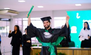 Josimar Maranhãozinho e Detinha parabenizam filho pela conclusão do curso de Medicina