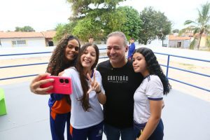 Prefeito Fred Campos entrega quadra poliesportiva coberta e laboratório de informática em escola de Paço do Lumiar