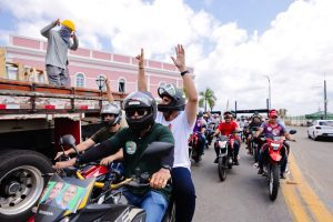 Orleans Brandão anuncia isenção de IPVA para motoristas de aplicativo e mototaxistas durante ato com a categoria