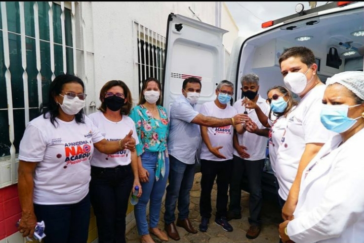 Josimar e Detinha entregam nova ambulância para o município de Raposa