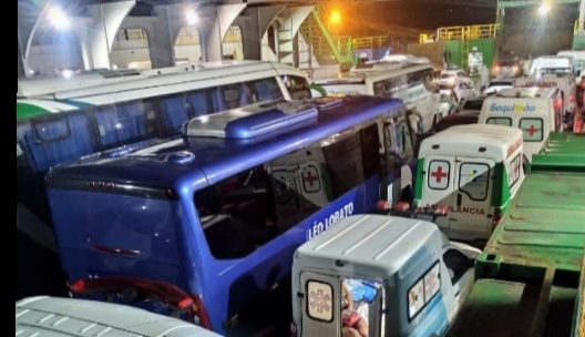 Ferry boat transporta várias  ambulâncias com pacientes infectados por Covid-19