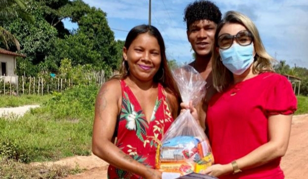 Dra. Ticiane entrega cestas básicas para a população de Icatu