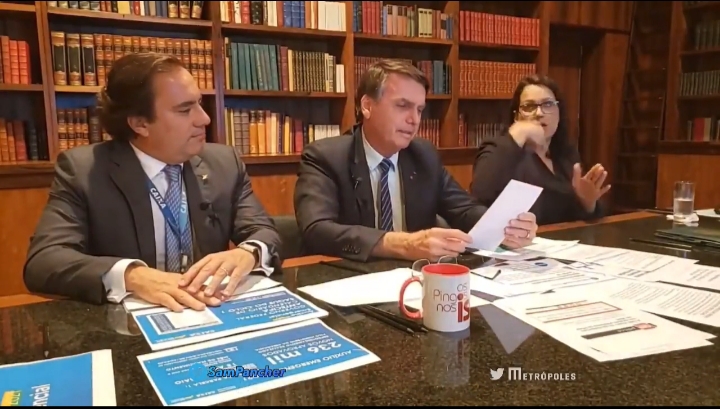 Em live, Bolsonaro fala que só Deus tira ele da cadeira presidencial