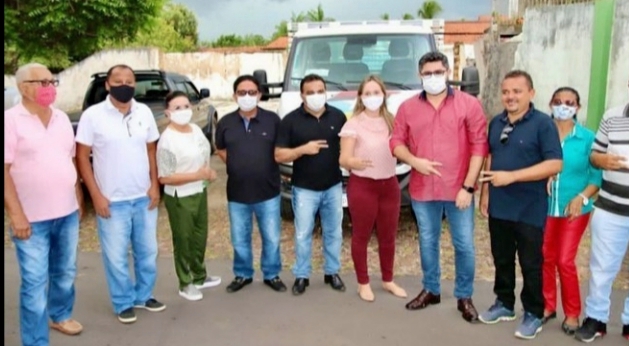 Deputados Josimar Maranhãozinho e Detinha participam da solenidade de  entrega de caminhão para a população do município de Nova Olinda do Maranhão