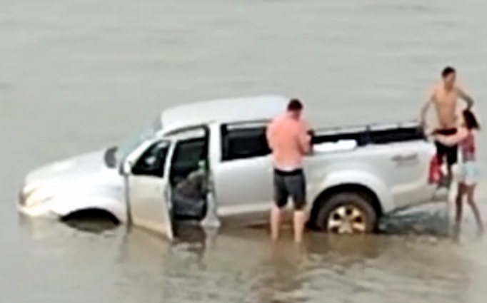 Homem passa com sua caminhonete na praia e cai no buraco, e depois algo inusitado acontece. Veja