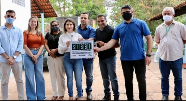 Deputados Josimar Maranhãozinho e Detinha participaram da entrega do certificado SISBI em Açailândia