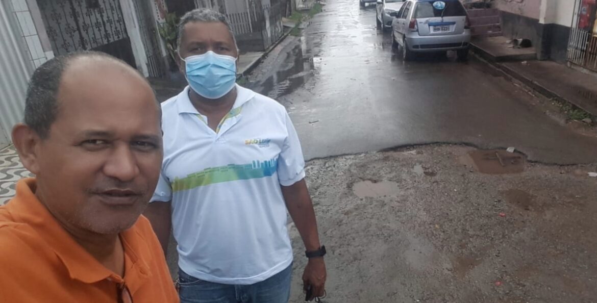 Alan Kardeck recebe no bairro da Liberdade engenheiro da SEMOSP para vistoriar ruas e iniciar  operação tapa-buraco