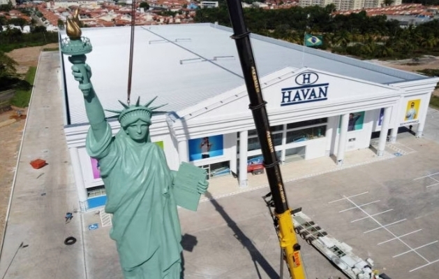 Sob contestações, estátua é instalada em unidade da Havan, em São Luís