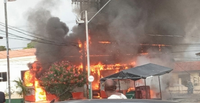Ônibus pega fogo e fica totalmente destruído em São Luís