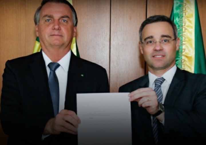 Bolsonaro assina nomeação e André Mendonça já é ministro do STF