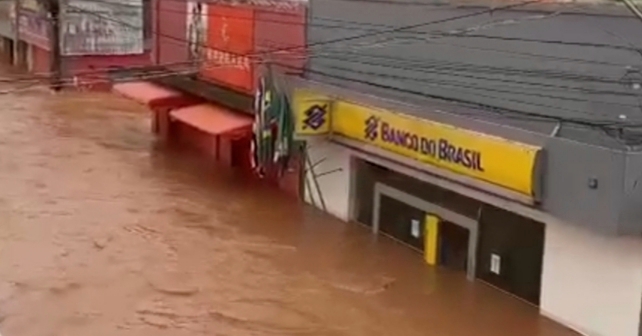 Forte chuva deixa banco e ruas alagadas na cidade de Mirador