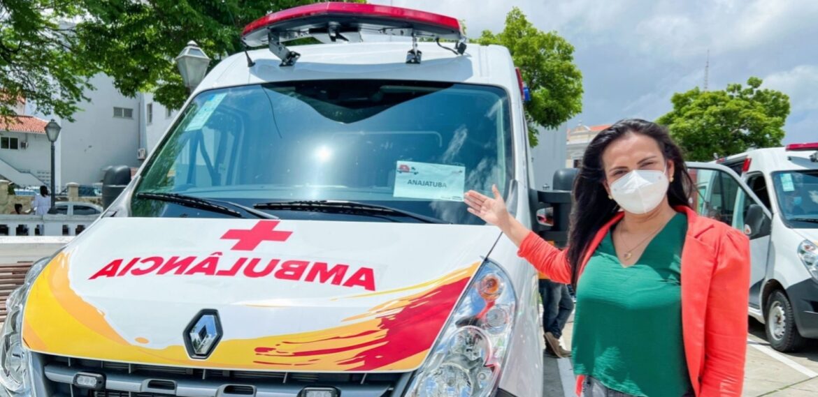 Ana do Gás garante entrega de ambulância para o município de Anajatuba