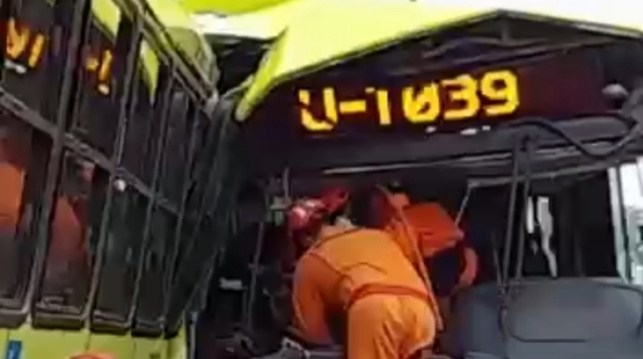 Acidente entre ônibus e carros deixa várias pessoas feridas e um homem preso nas ferragens de um dos veículos em São Luís