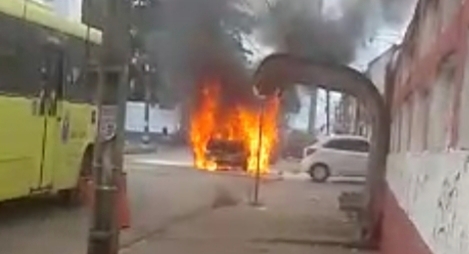 Carro pega fogo em avenida movimentada de São Luís