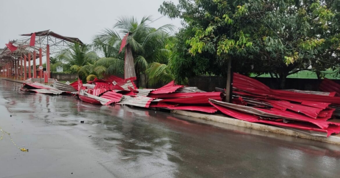 Forte chuva danifica telhado do Terminal da Cohama em São Luís
