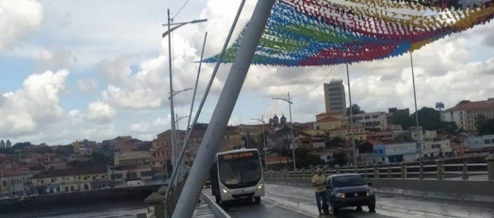 Governo do Maranhão age com irresponsabilidade ao colocar ornamentação junina em estrutura comprometida na ponte do São Francisco