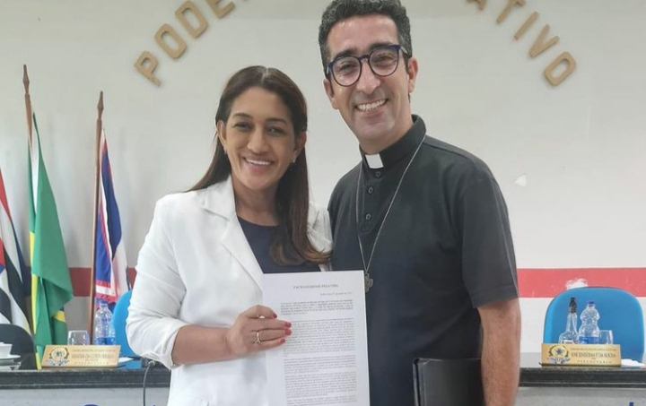 Pacto pela vida: projeto do padre da paróquia de Santa Luzia-MA é assinado pela vereadora Cleudimar juntamente com seus colegas de trabalho