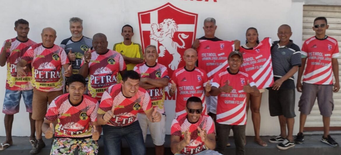 Metanol, líder comunitário do bairro São Francisco realiza ação de entrega de equipamentos a três times de futebol da comunidade